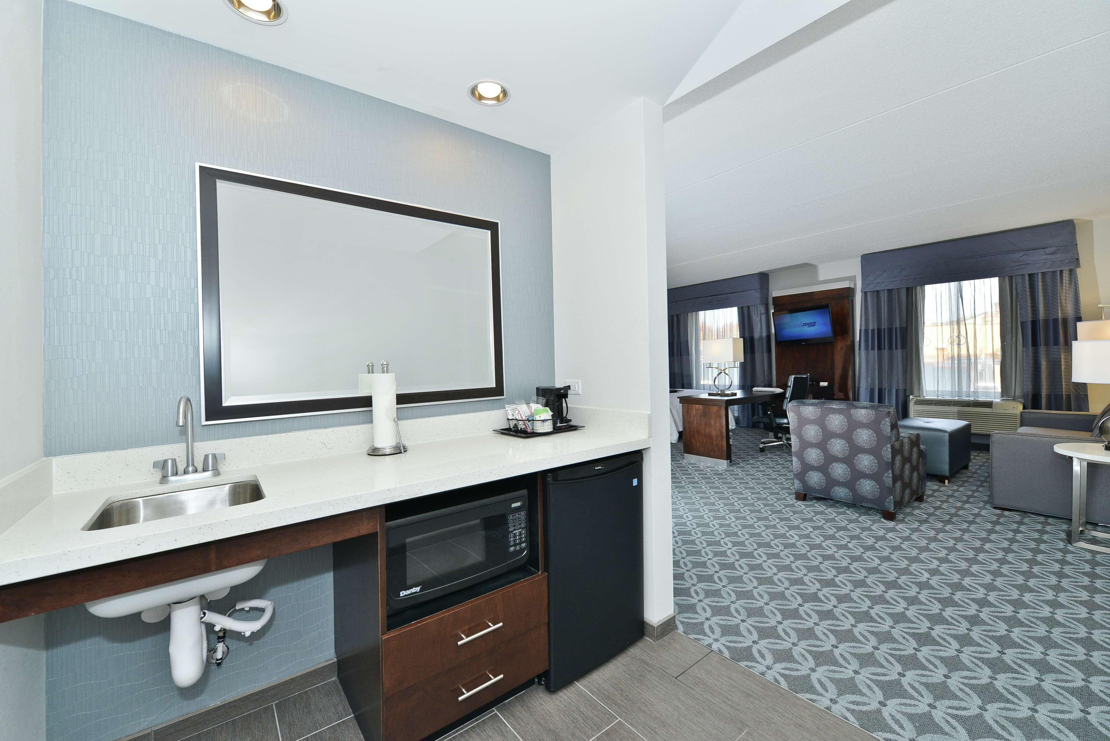Hampton Inn & Suites Greensboro/Coliseum Area Екстер'єр фото