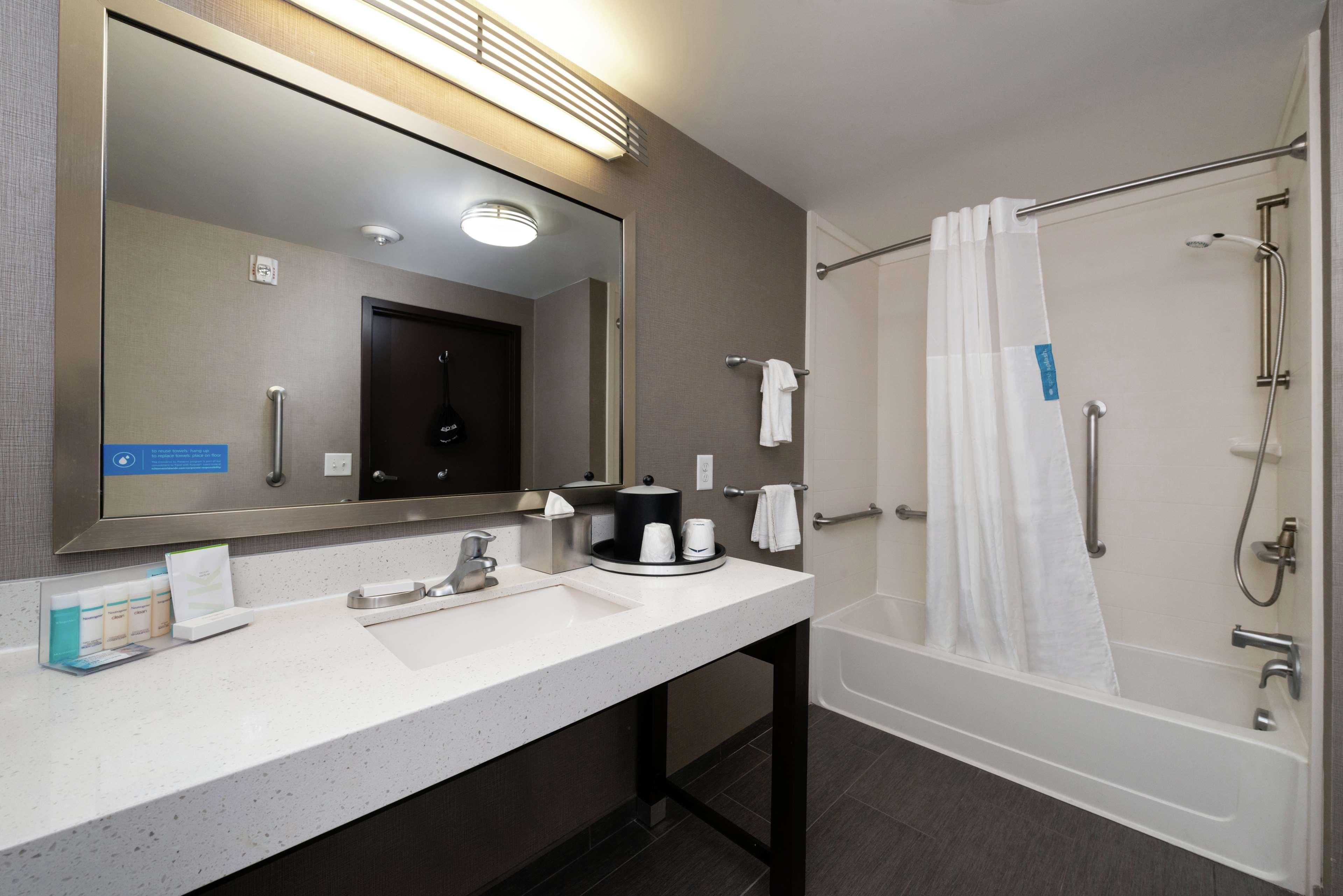 Hampton Inn & Suites Greensboro/Coliseum Area Екстер'єр фото