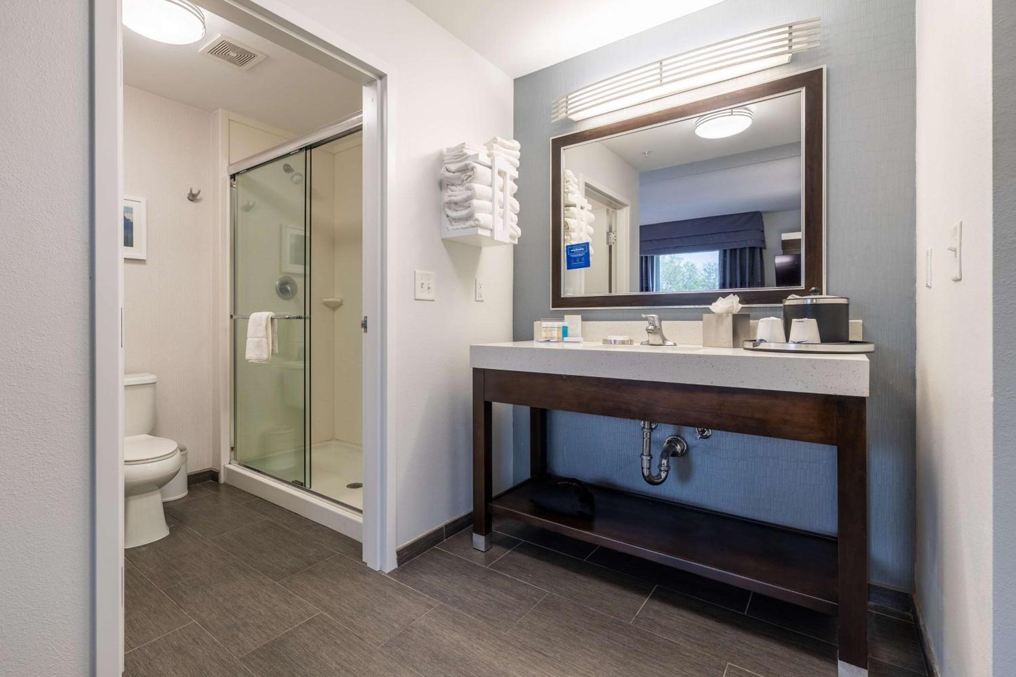 Hampton Inn & Suites Greensboro/Coliseum Area Екстер'єр фото