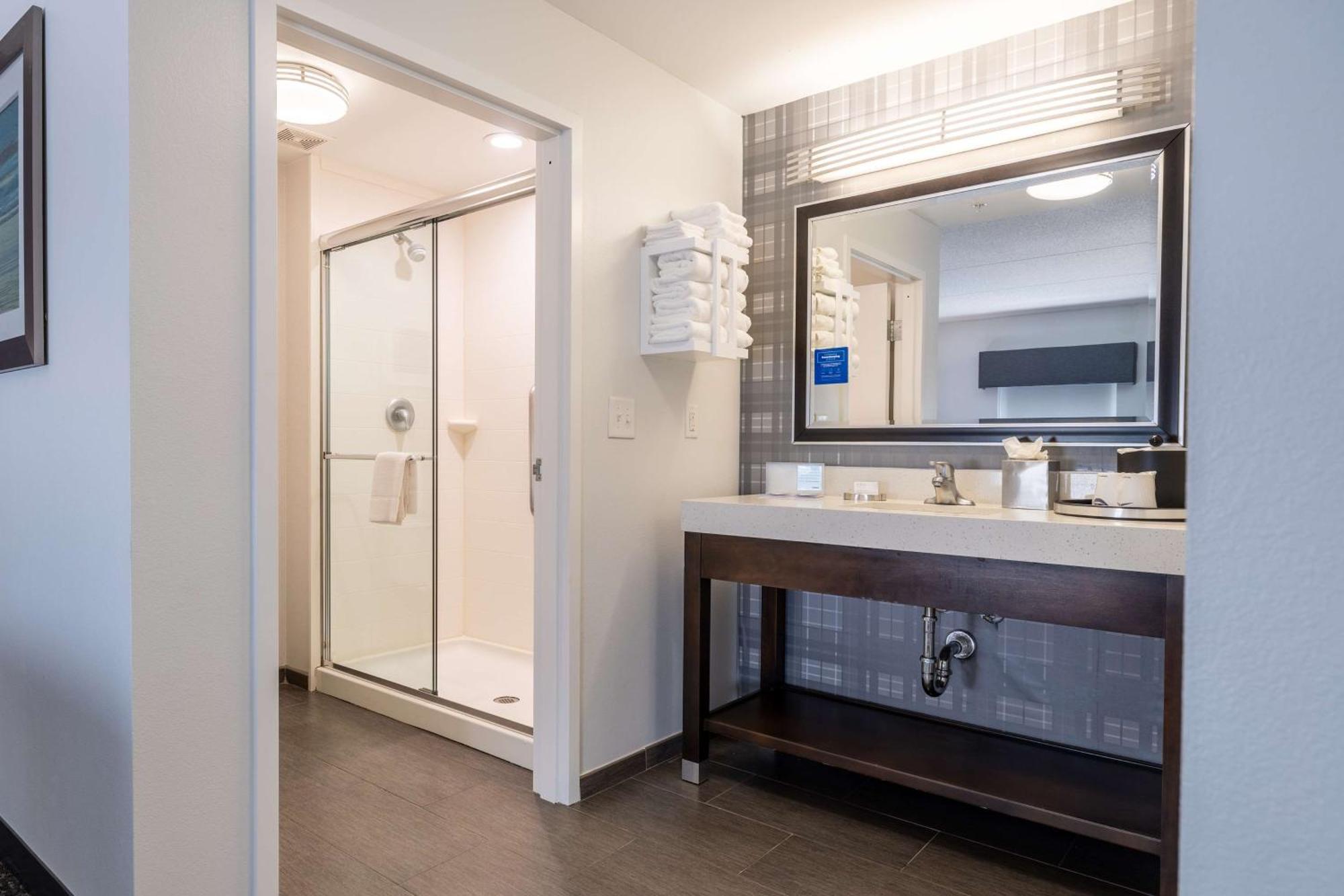 Hampton Inn & Suites Greensboro/Coliseum Area Екстер'єр фото