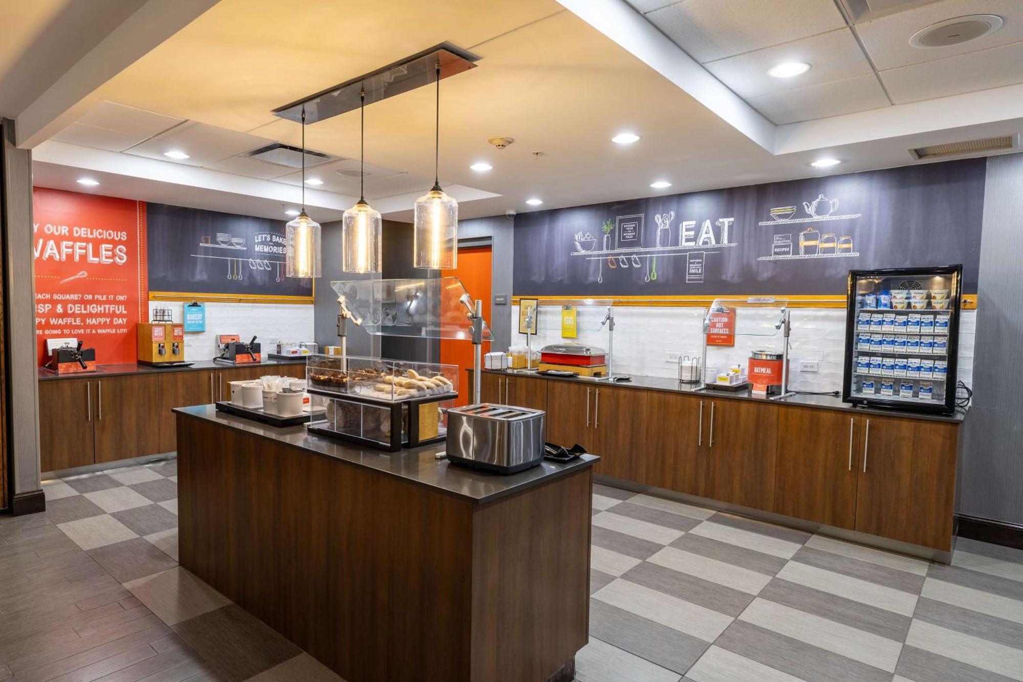 Hampton Inn & Suites Greensboro/Coliseum Area Екстер'єр фото