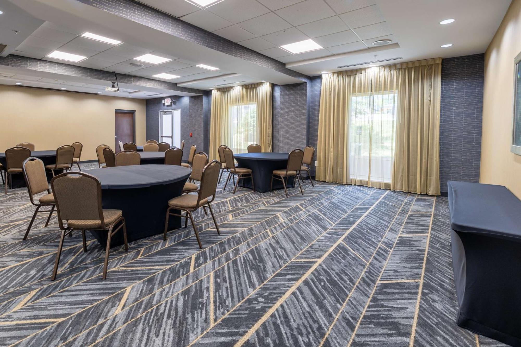 Hampton Inn & Suites Greensboro/Coliseum Area Екстер'єр фото