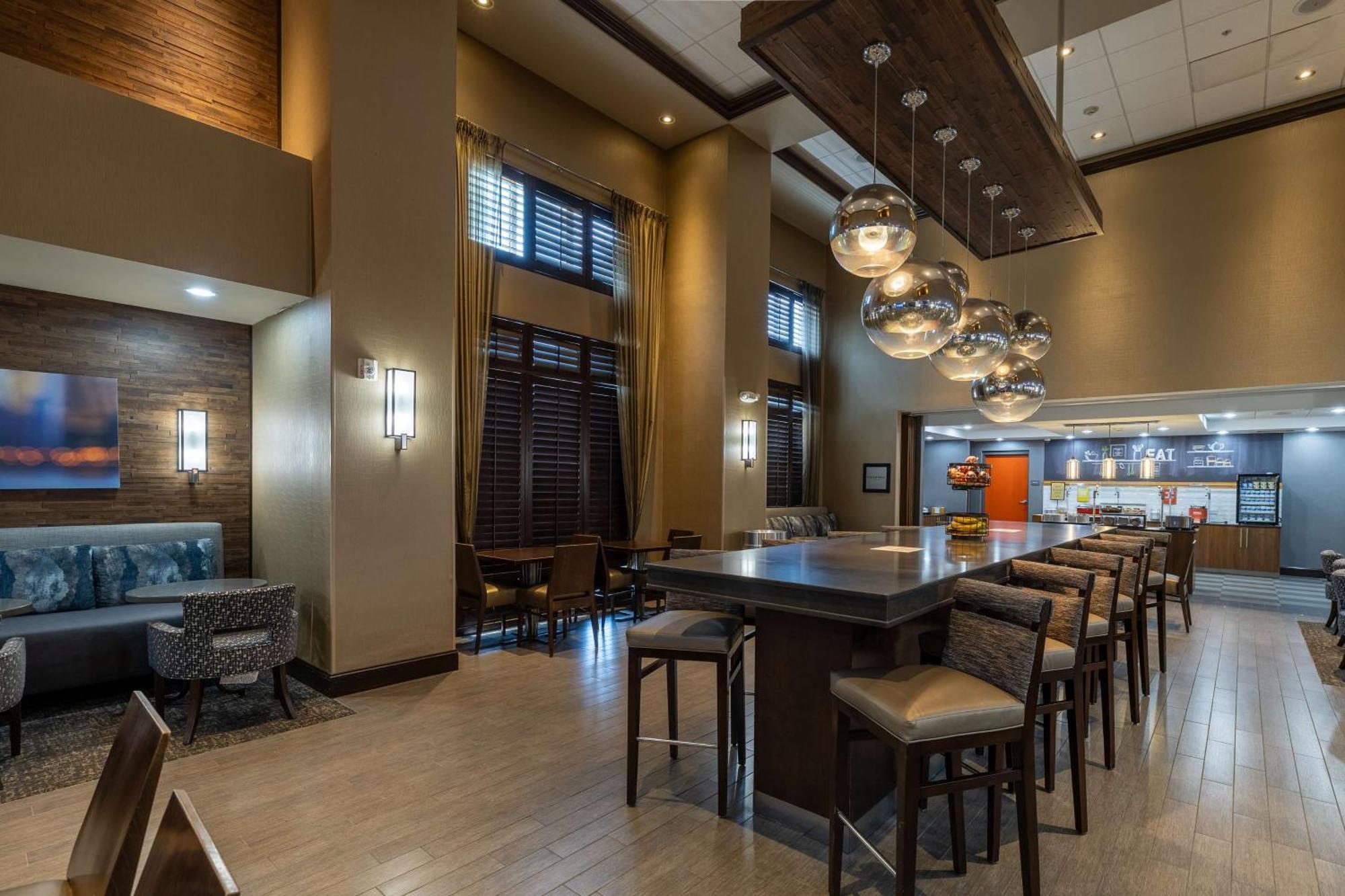 Hampton Inn & Suites Greensboro/Coliseum Area Екстер'єр фото