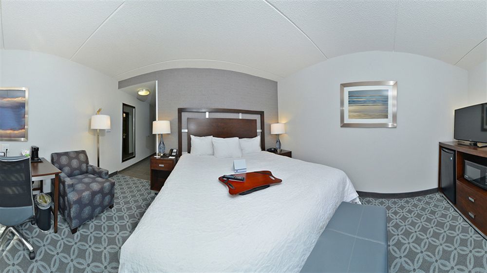 Hampton Inn & Suites Greensboro/Coliseum Area Екстер'єр фото